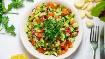 סלט טרי וצבעוני עם ירקות קצוצים, מוגש עם לימון ושום, מתכון לחומוס הבוטקה.
