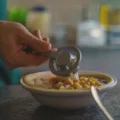 מסורת החומוס הישראלי: מסע אל הטעמים האותנטיים והמורשת הקולינרית