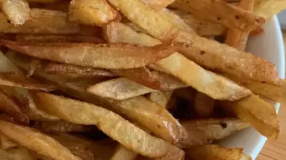 צלחת מלאה בצ'יפס פריך וטעים, מושלם לצד חומוס הבוטקה.